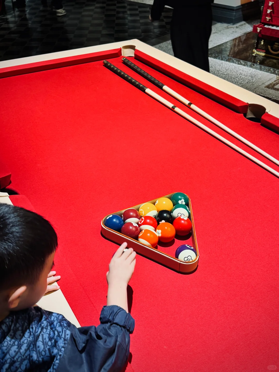 有广州沙面特色的lv硬箱展销会