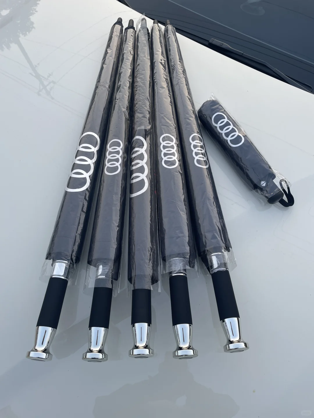 奥迪展销会上剩下的一批雨伞,便宜处理。