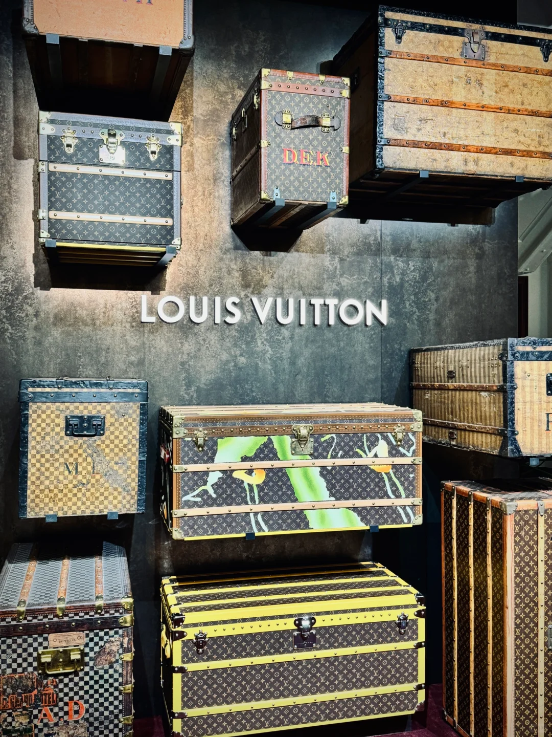 有广州沙面特色的lv硬箱展销会