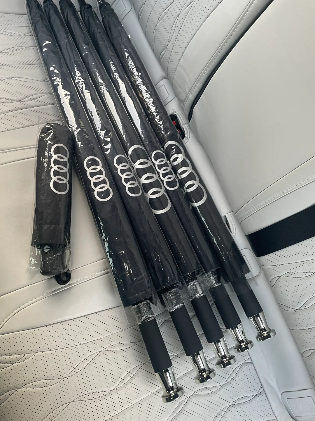 奥迪展销会上剩下的一批雨伞,便宜处理。