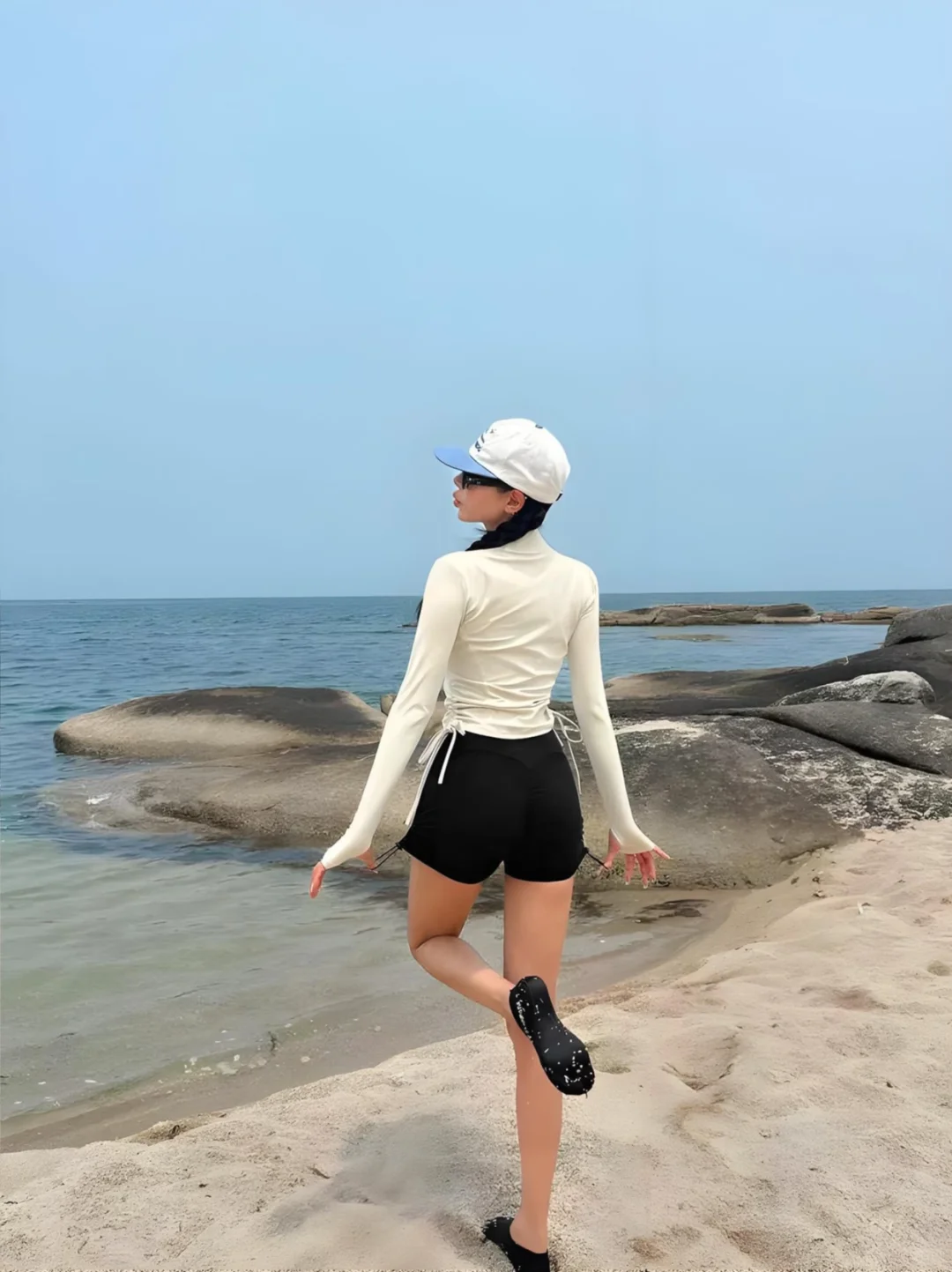 夏天想去海边玩又怕晒黑?试试防晒泳衣吧