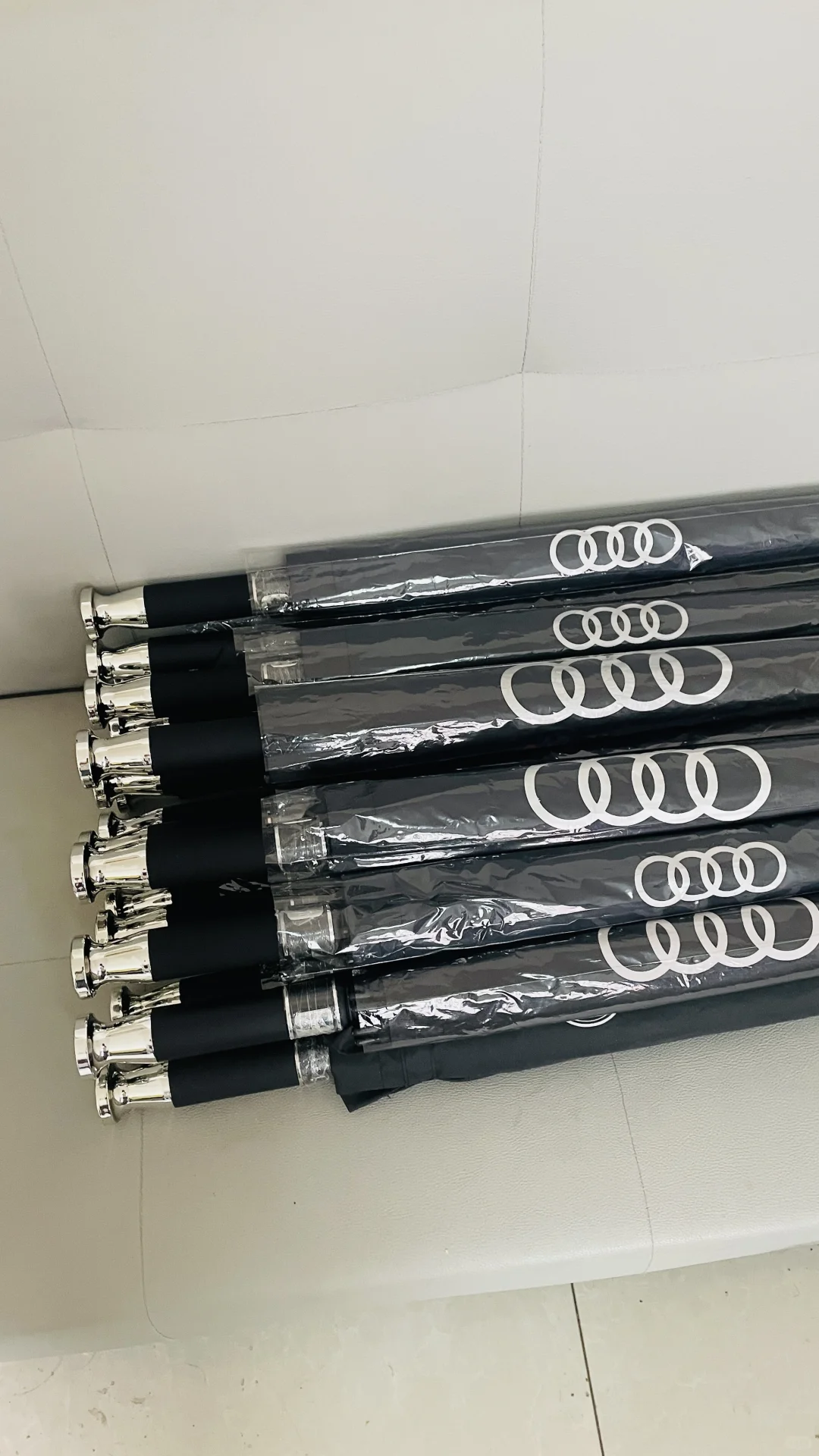 奥迪展销会上剩下的一批雨伞,便宜处理。