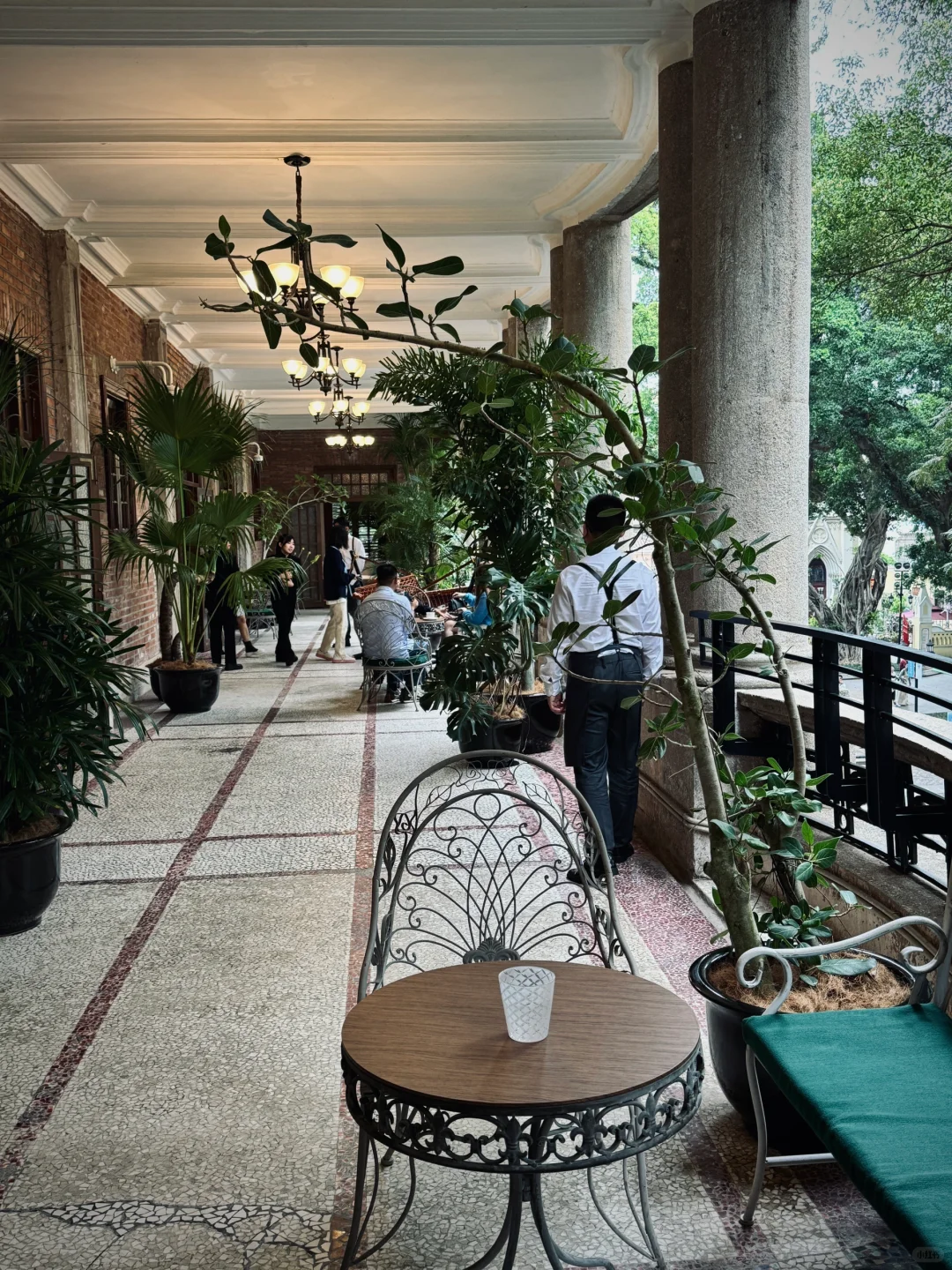 有广州沙面特色的lv硬箱展销会