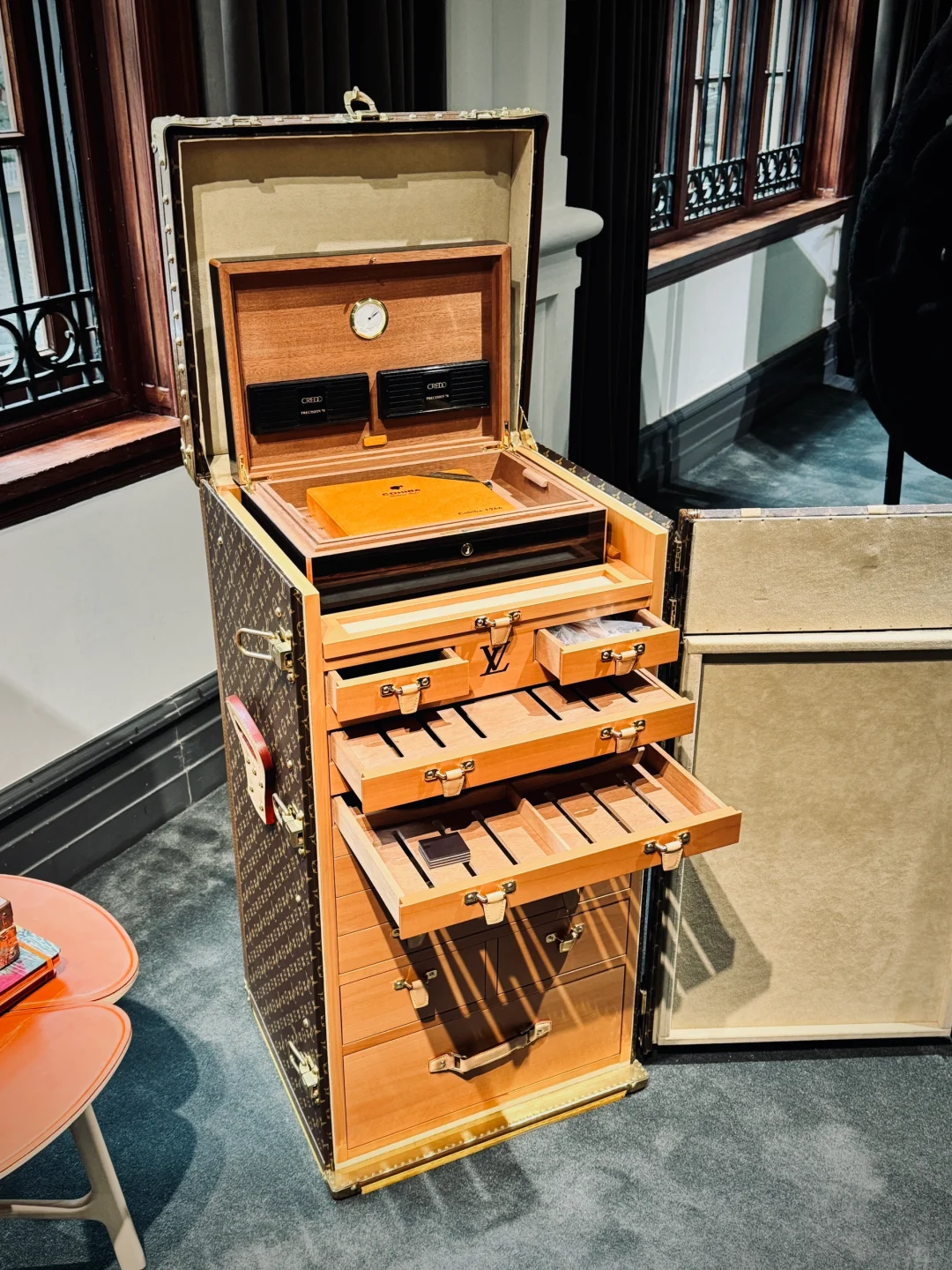 有广州沙面特色的lv硬箱展销会