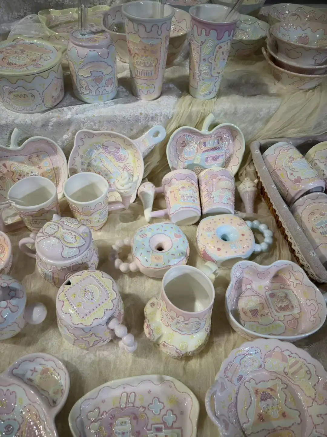 顶着高温推着轮椅逛了诺亚设计展。