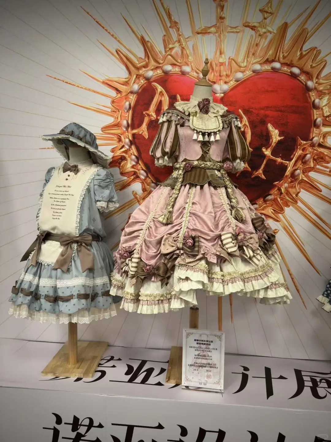 顶着高温推着轮椅逛了诺亚设计展。