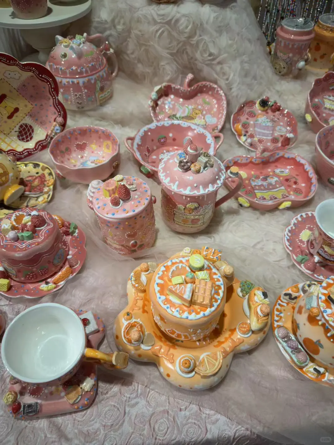 顶着高温推着轮椅逛了诺亚设计展。