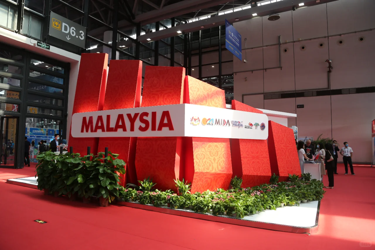 红色的展台真的很耀眼，你觉得呢