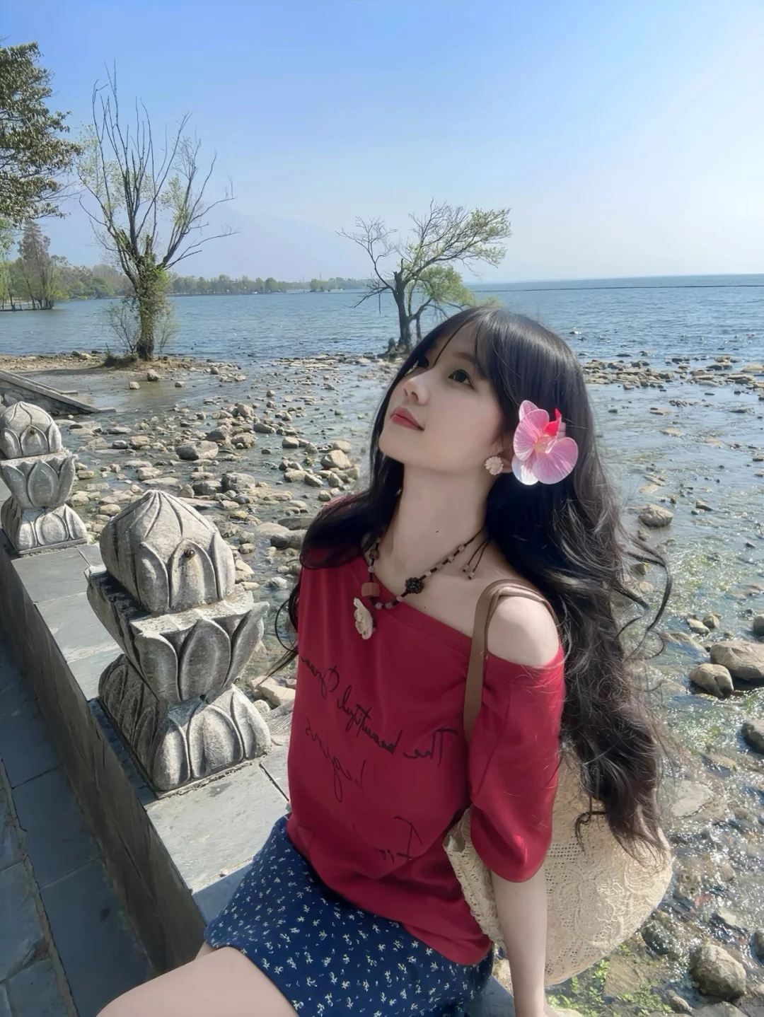 慵懒松弛感出游穿搭~斜肩短袖好显白呀~