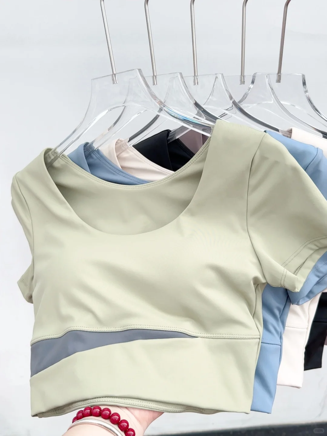 阳光下?好显白的绿色瑜伽服～20几?够了～