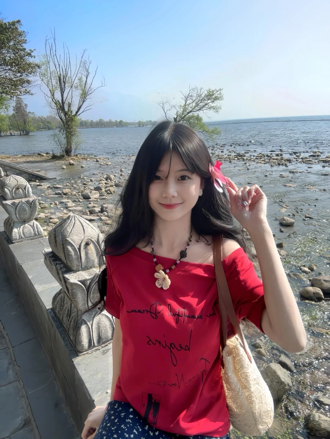 慵懒松弛感出游穿搭~斜肩短袖好显白呀~