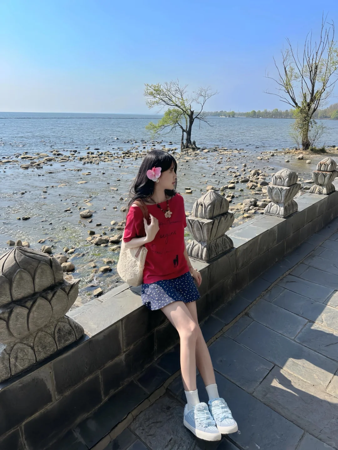 慵懒松弛感出游穿搭~斜肩短袖好显白呀~