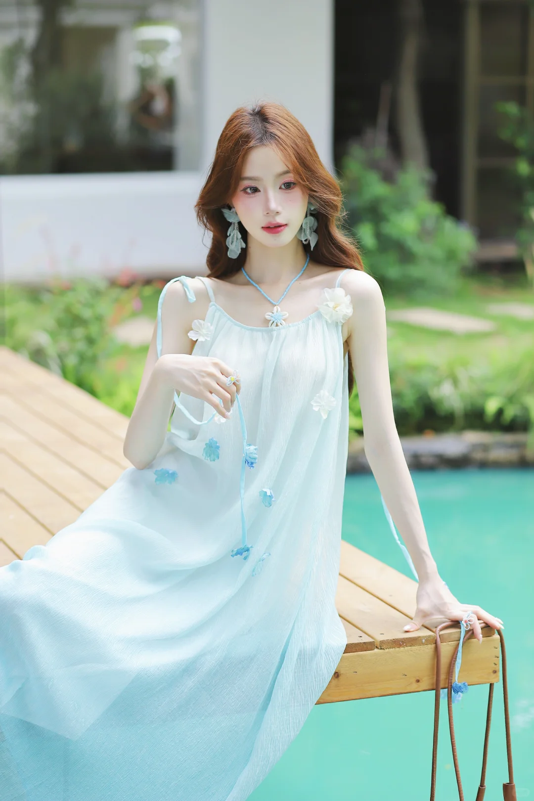 ?️夏日海边穿搭，浅蓝色吊带连衣裙～