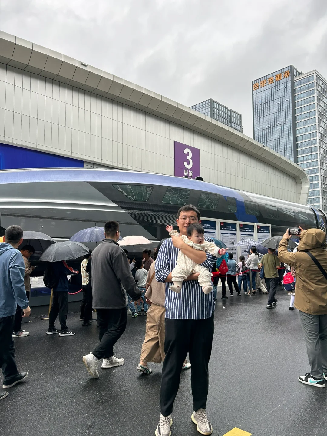 合肥制造业大会年龄最小的参观者了吧