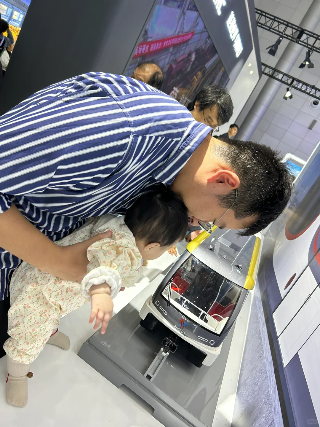 合肥制造业大会年龄最小的参观者了吧