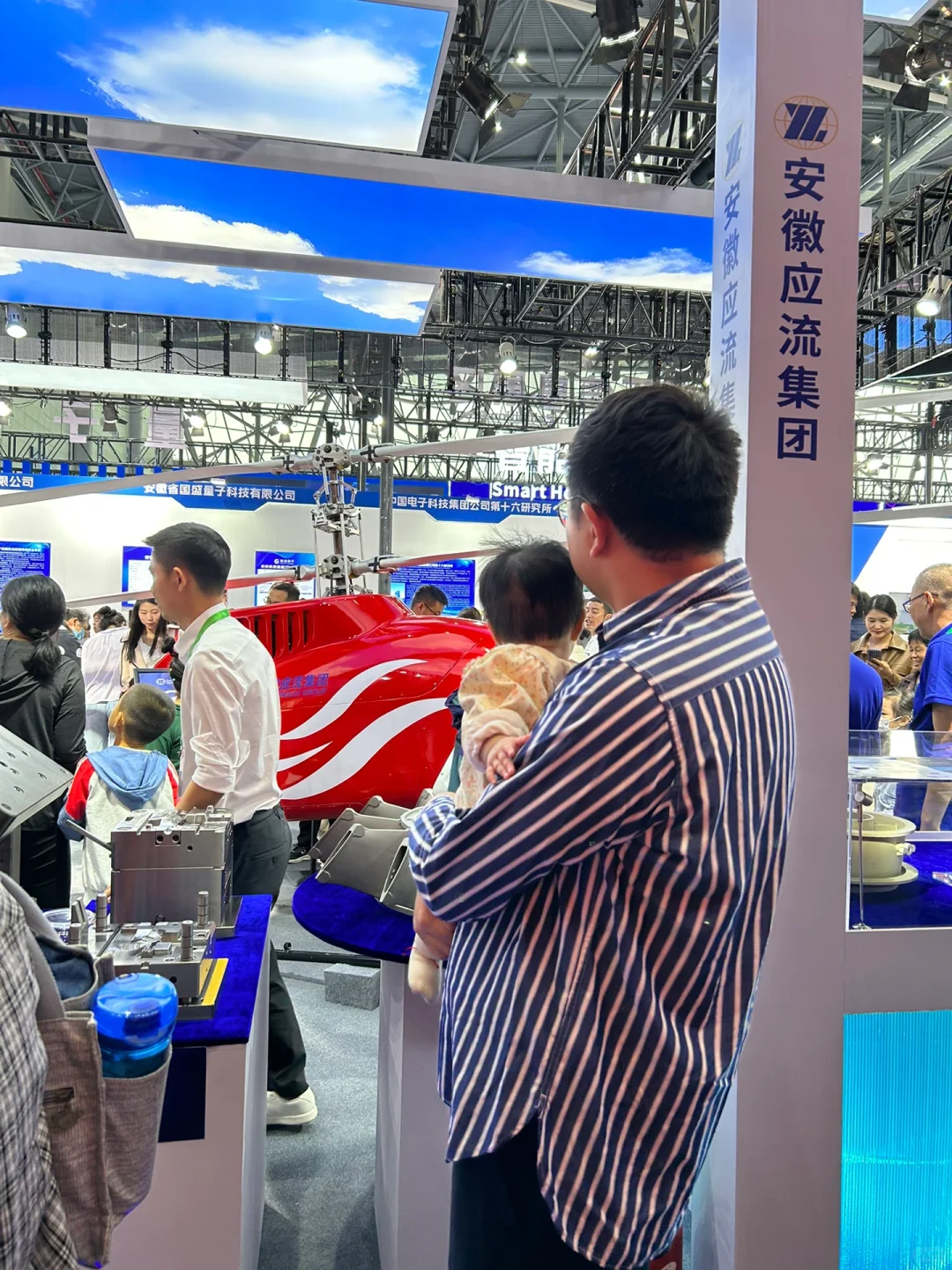 合肥制造业大会年龄最小的参观者了吧
