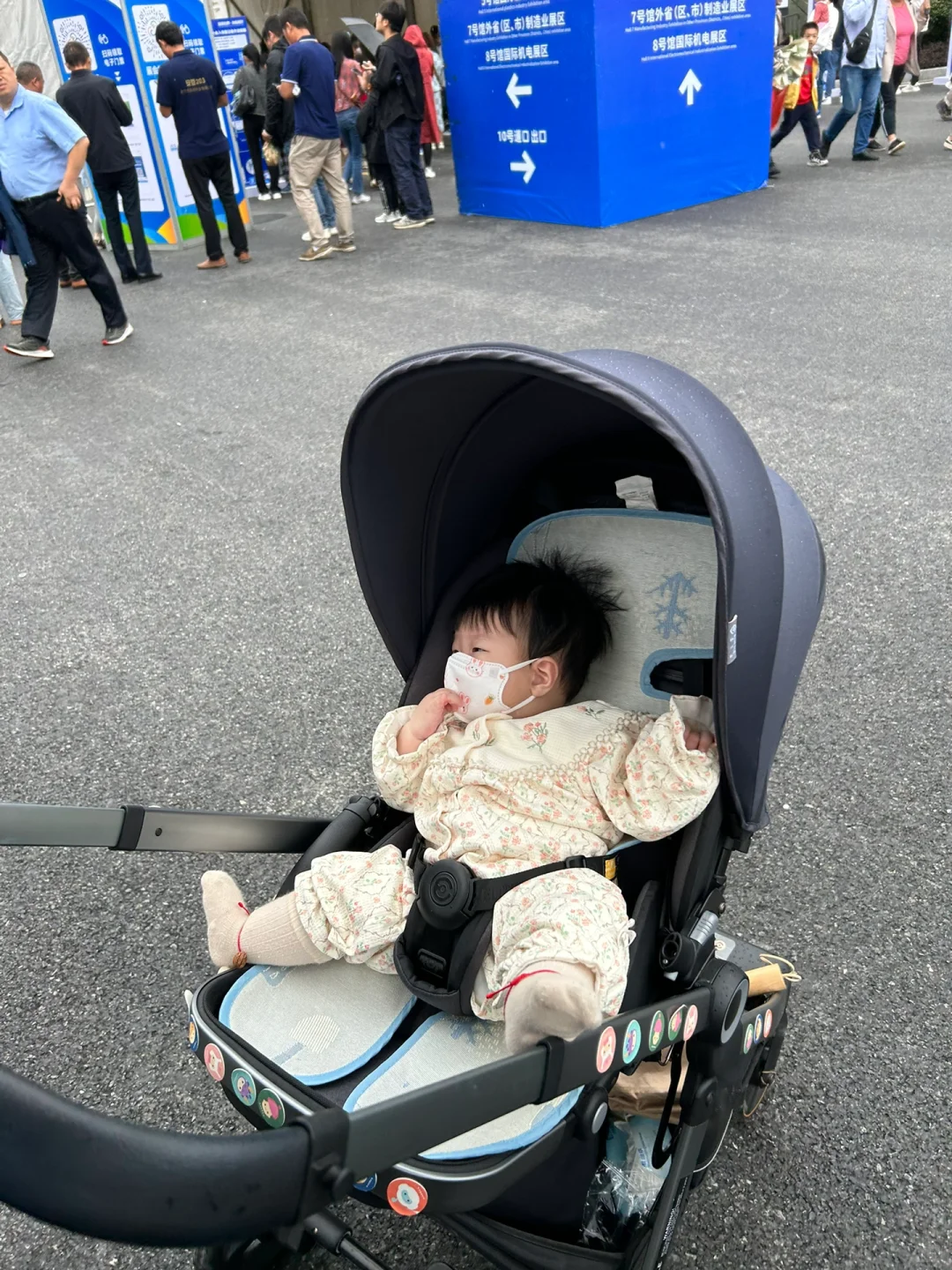 合肥制造业大会年龄最小的参观者了吧