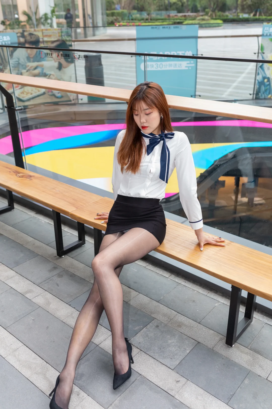 街拍美女丝袜短裙