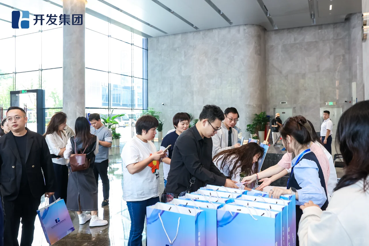 参加了城东大厦的推介会，现场太火爆了！