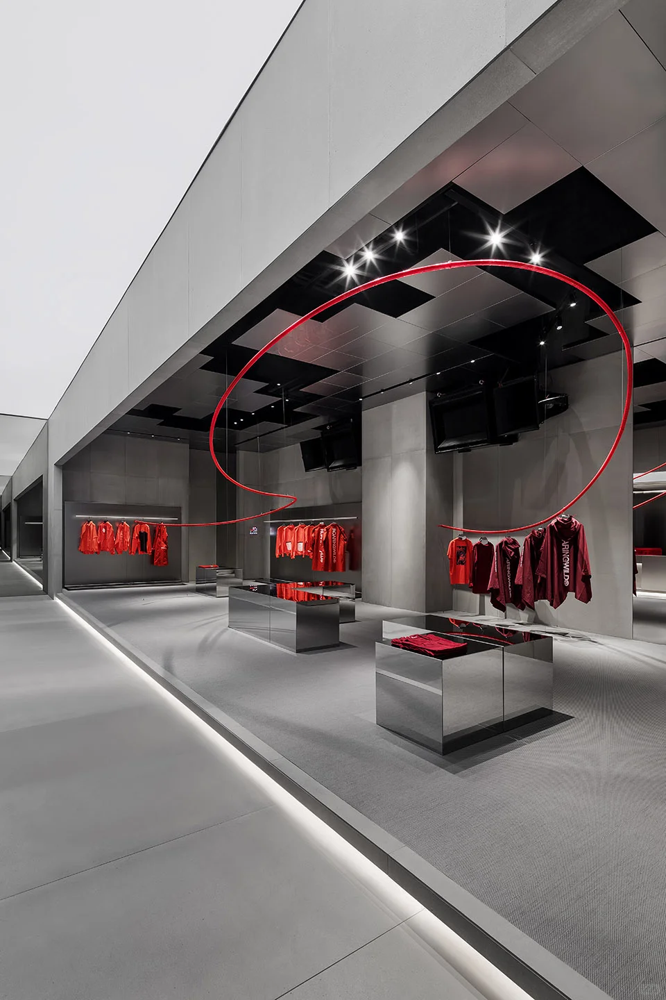 冷调美学与工业诗意的碰撞｜服装店