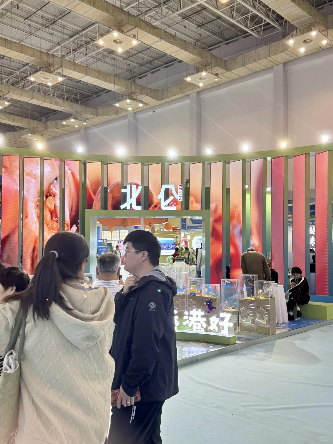 我预测这个周末 会展中心2号馆都是人