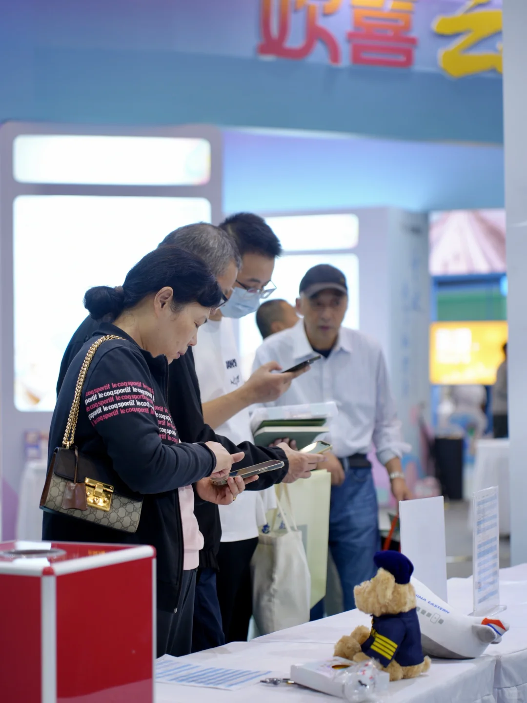 我预测这个周末 会展中心2号馆都是人
