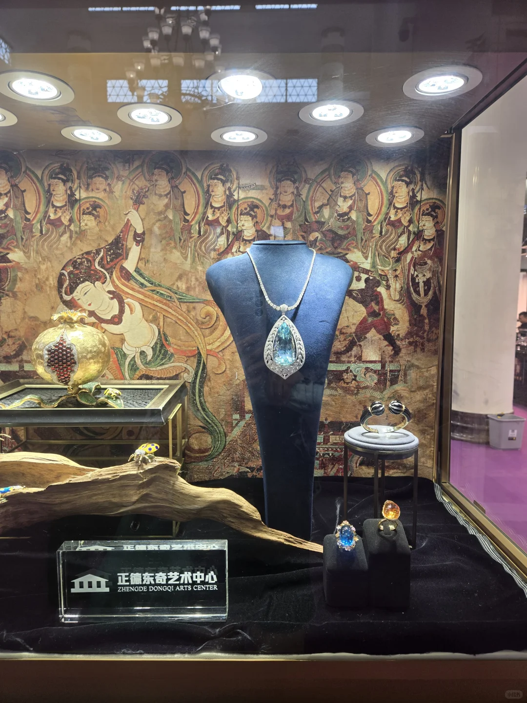 农展馆的珠宝展