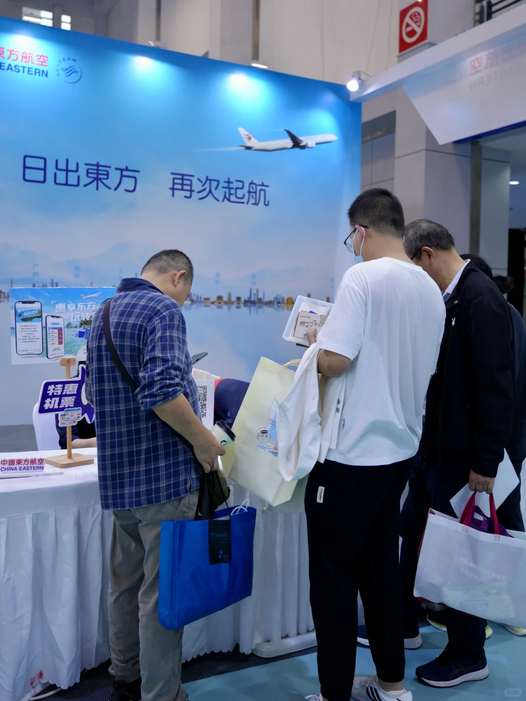 我预测这个周末 会展中心2号馆都是人