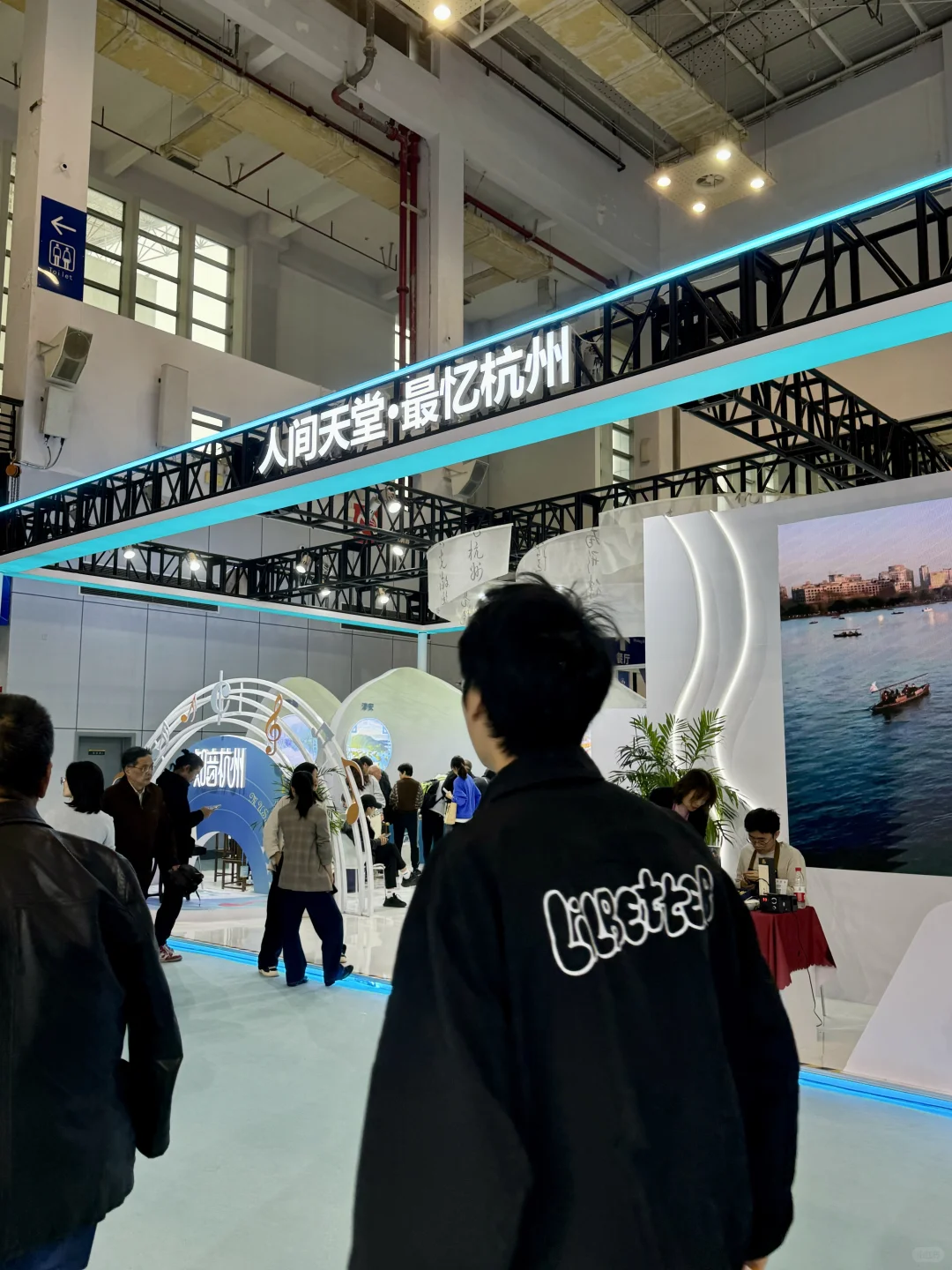 我预测这个周末 会展中心2号馆都是人