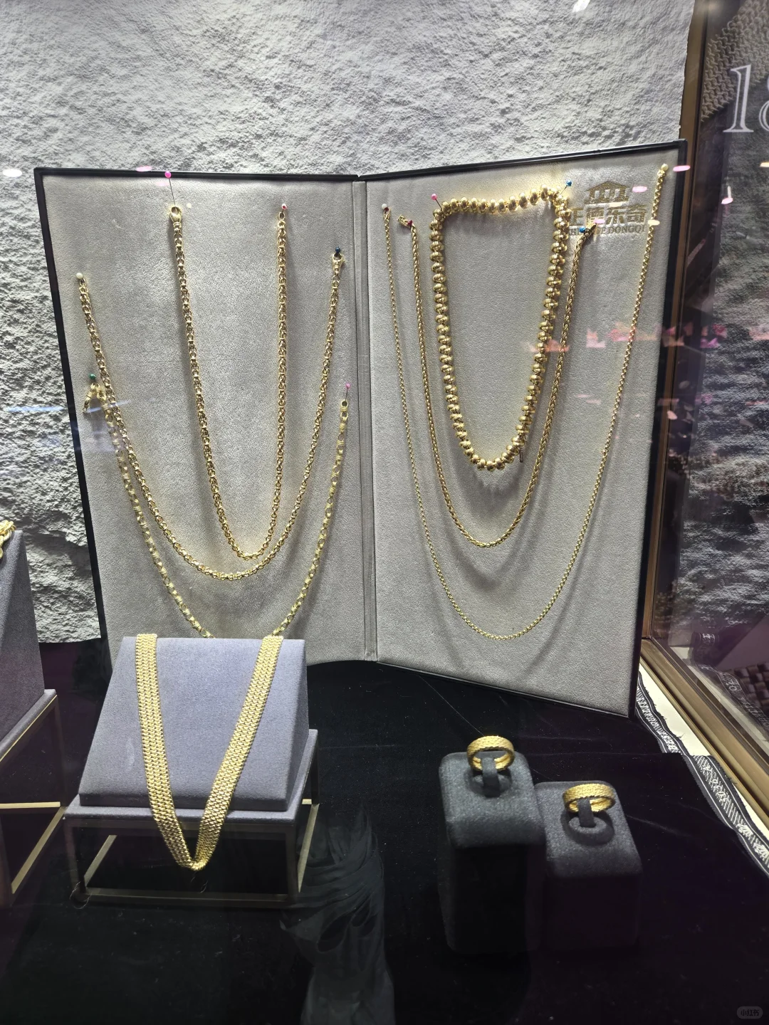 农展馆的珠宝展