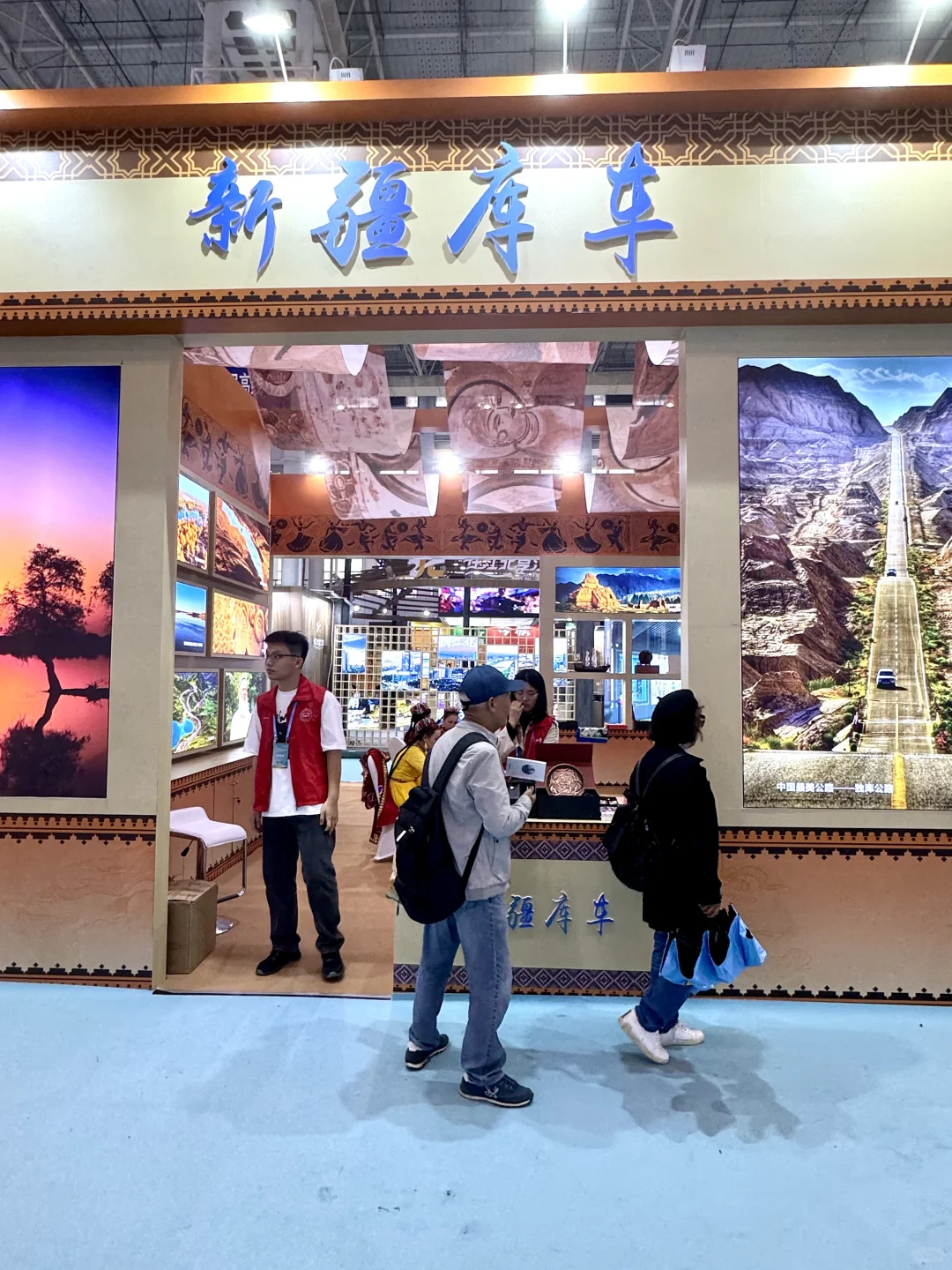我预测这个周末 会展中心2号馆都是人