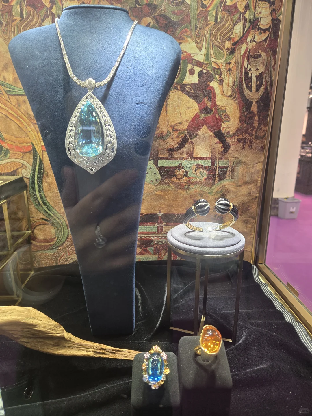 农展馆的珠宝展
