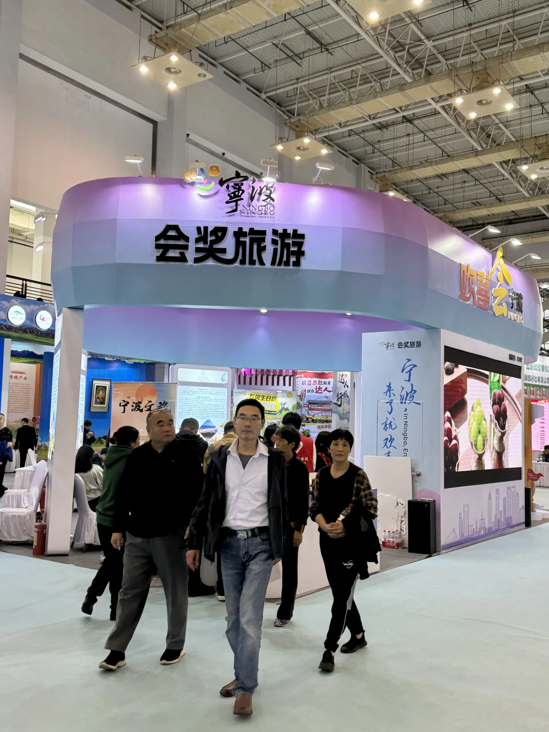 我预测这个周末 会展中心2号馆都是人
