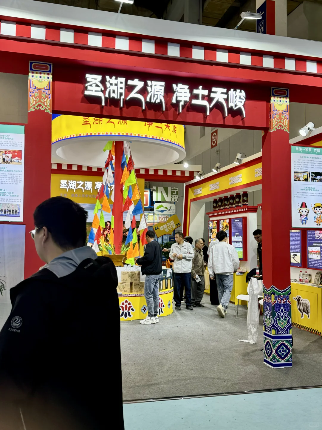 我预测这个周末 会展中心2号馆都是人