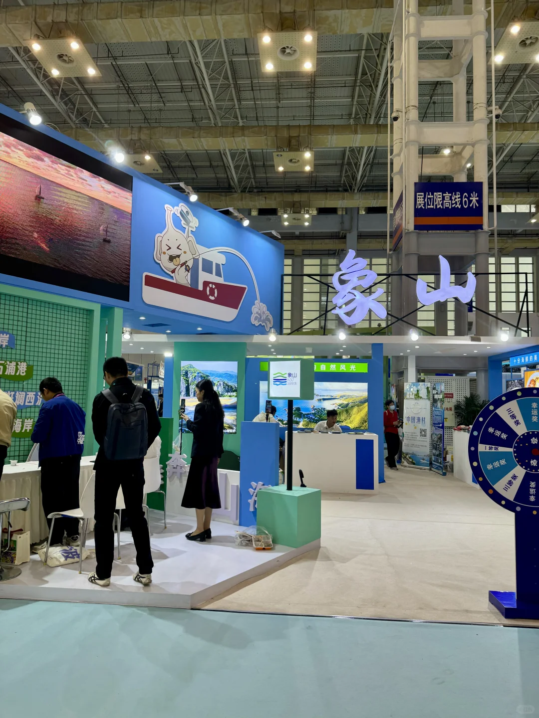 我预测这个周末 会展中心2号馆都是人