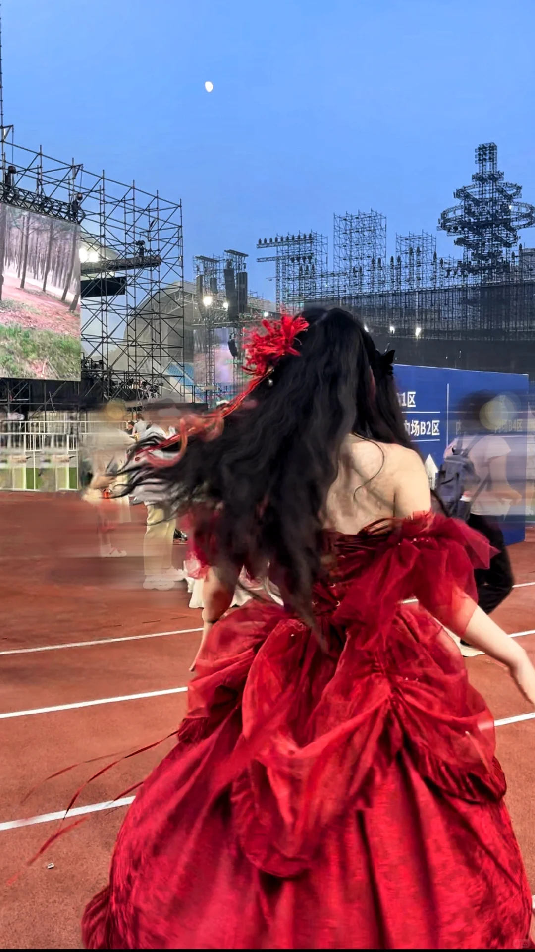 捞捞昨天演唱会一身红lo裙的稀奇美女