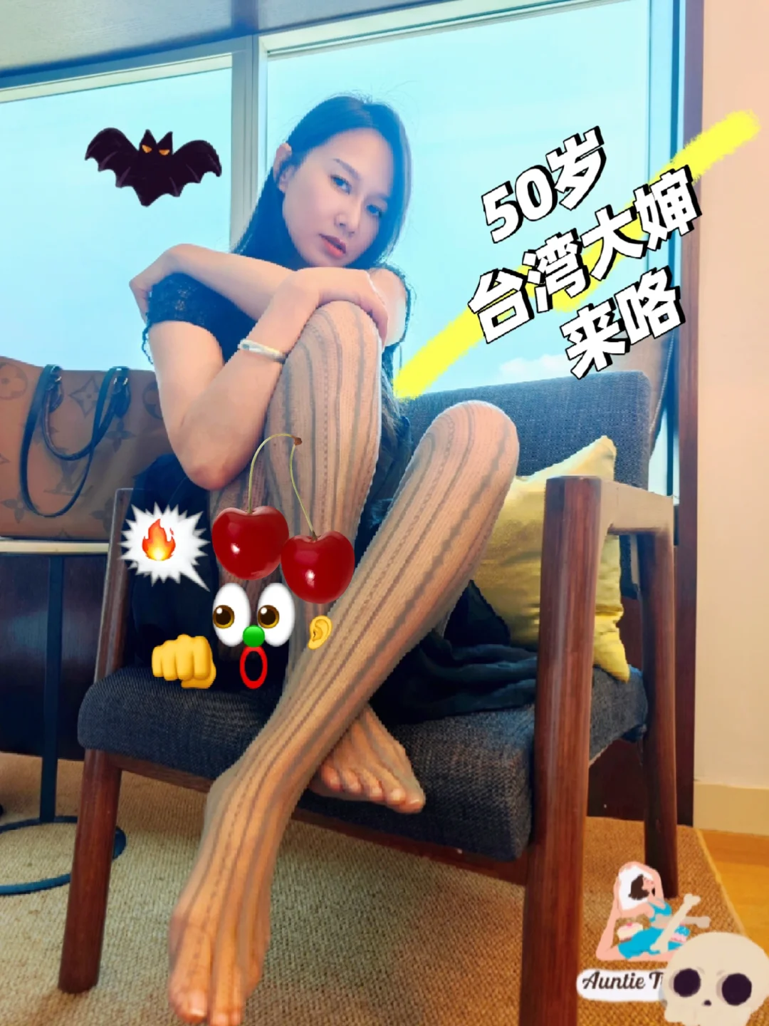 吃饱后的大婶开始眼神发呆了??