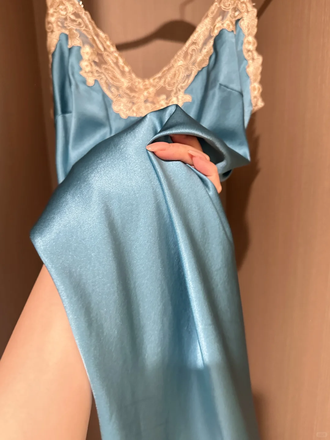 是谁夏天还没拥有这条真丝睡裙