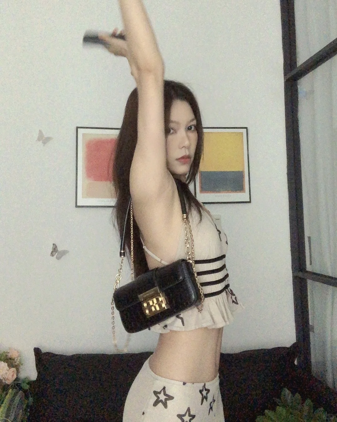 现在穿得少点，怎么就跟道德绑架似的