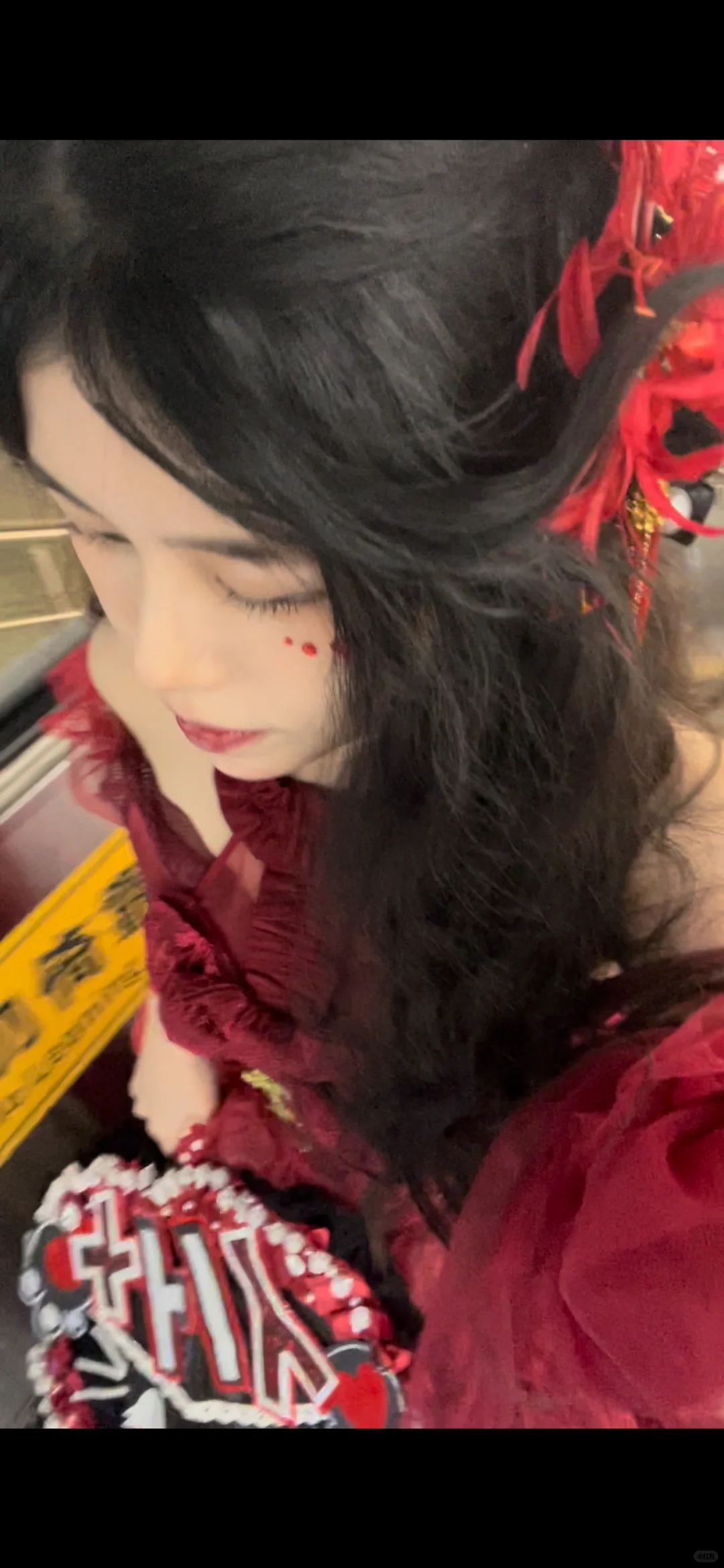 捞捞昨天演唱会一身红lo裙的稀奇美女