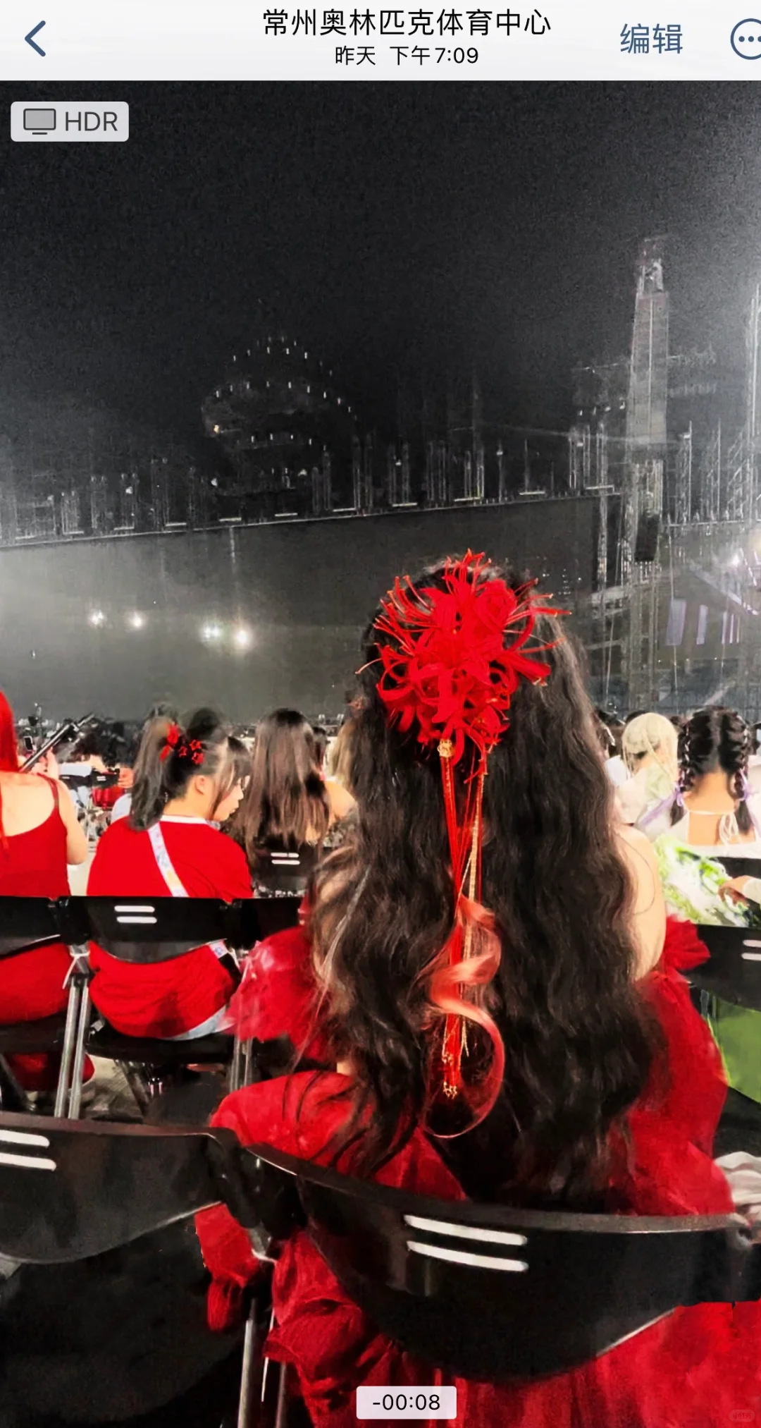 捞捞昨天演唱会一身红lo裙的稀奇美女