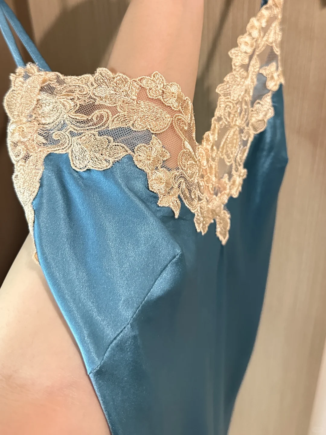 是谁夏天还没拥有这条真丝睡裙