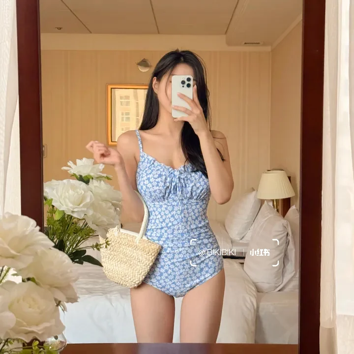 夏日海滩必备！碎花蓝连体泳衣，清爽又可爱?