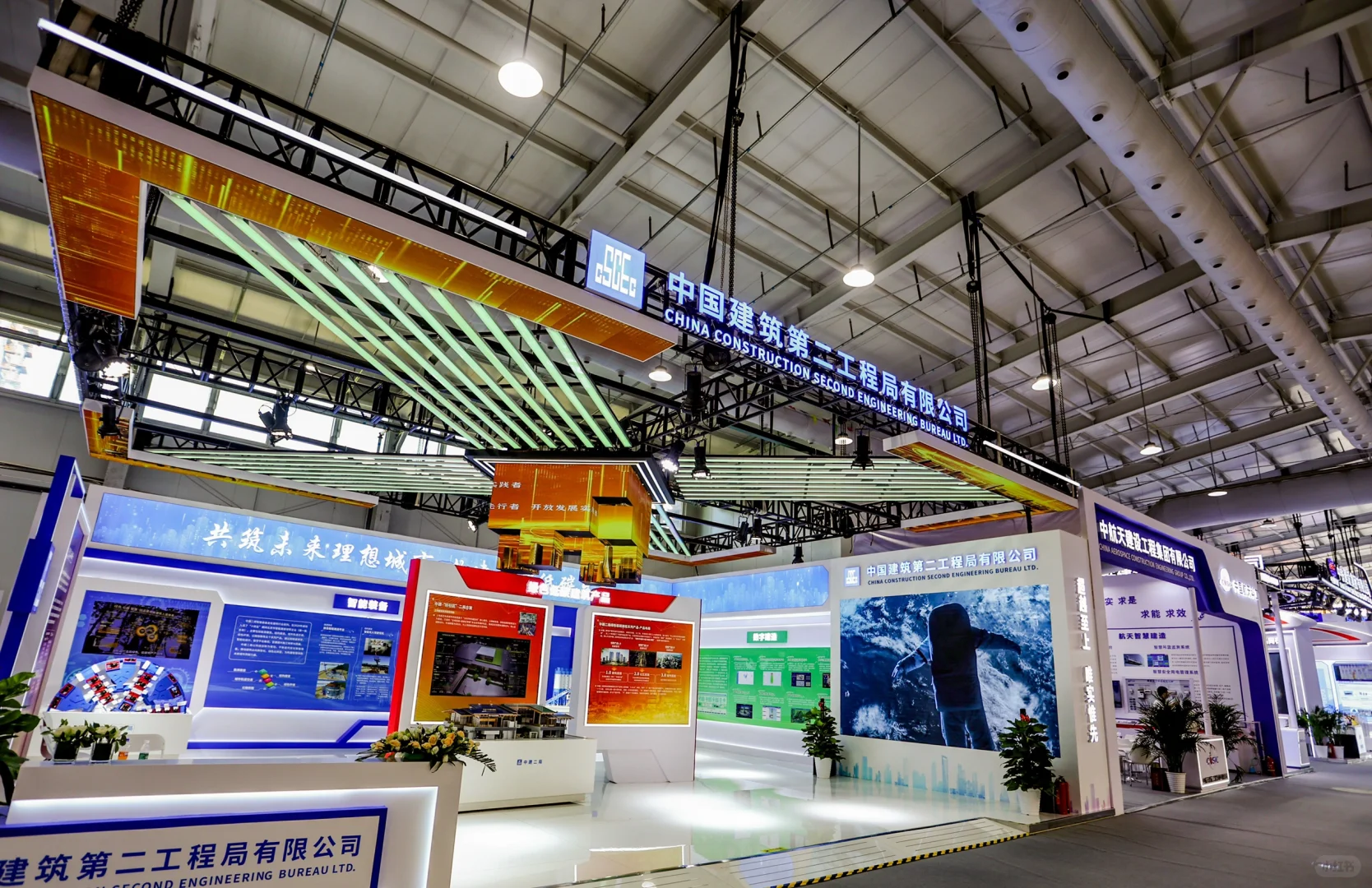 全是科技感爆棚的展台