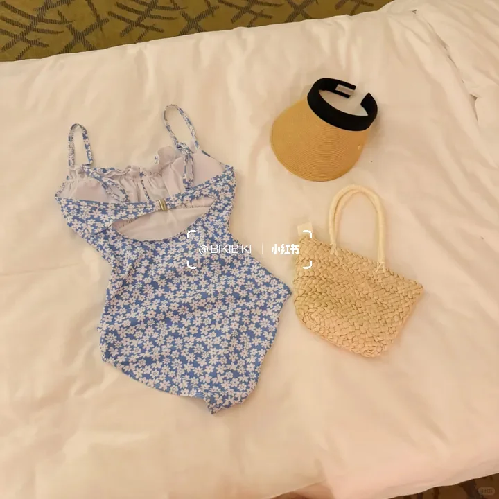 夏日海滩必备！碎花蓝连体泳衣，清爽又可爱?