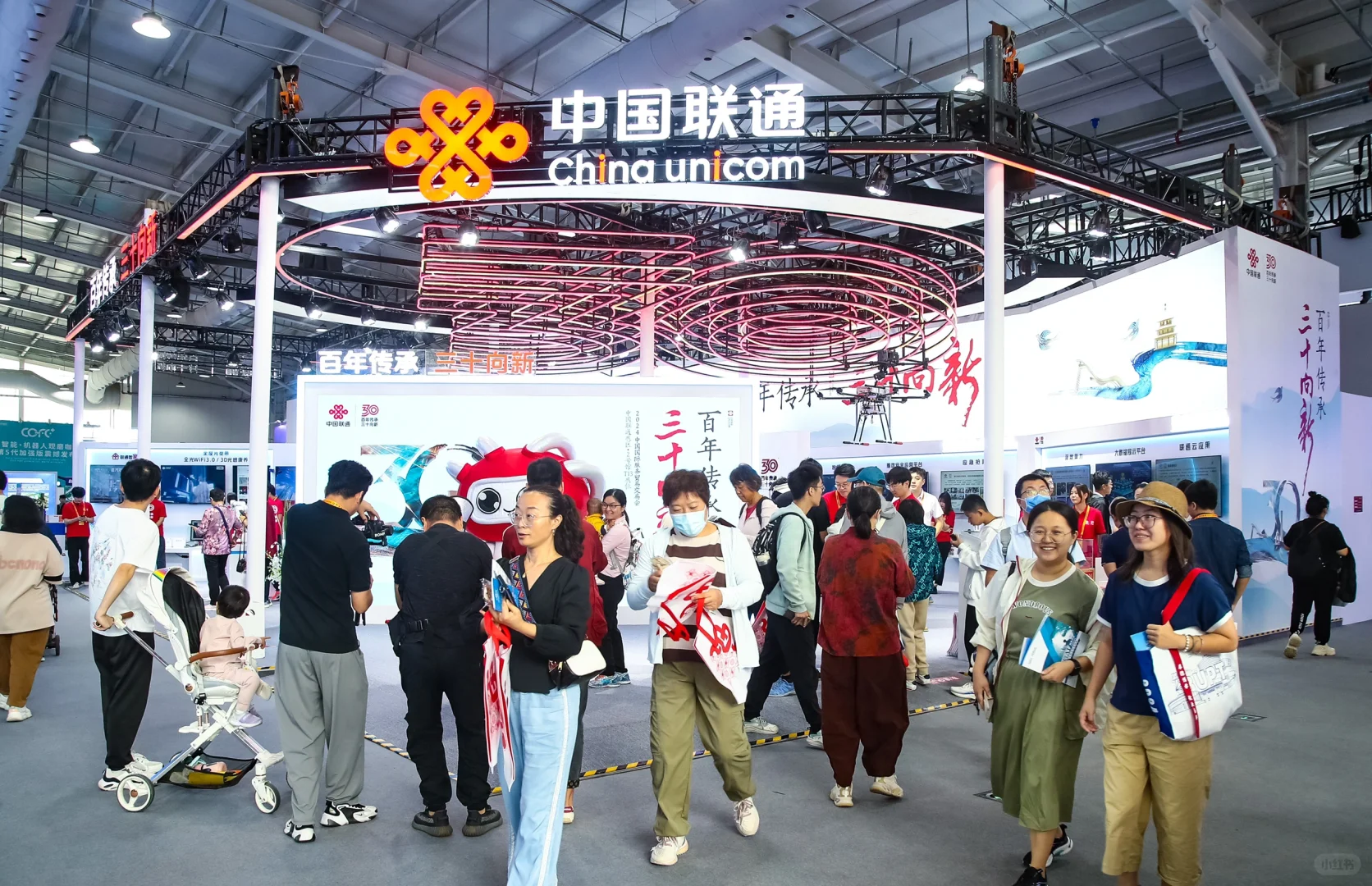全是科技感爆棚的展台