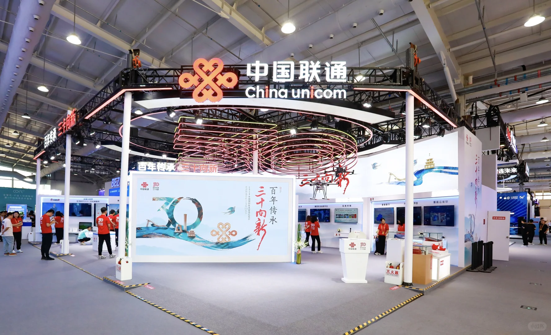 全是科技感爆棚的展台