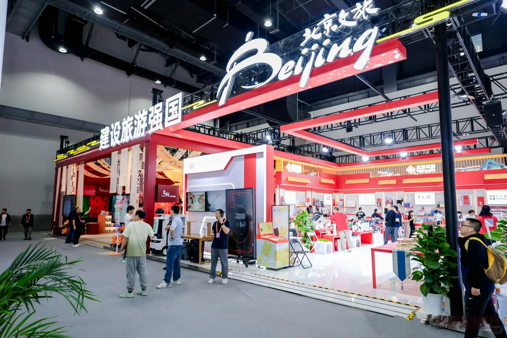 全是科技感爆棚的展台