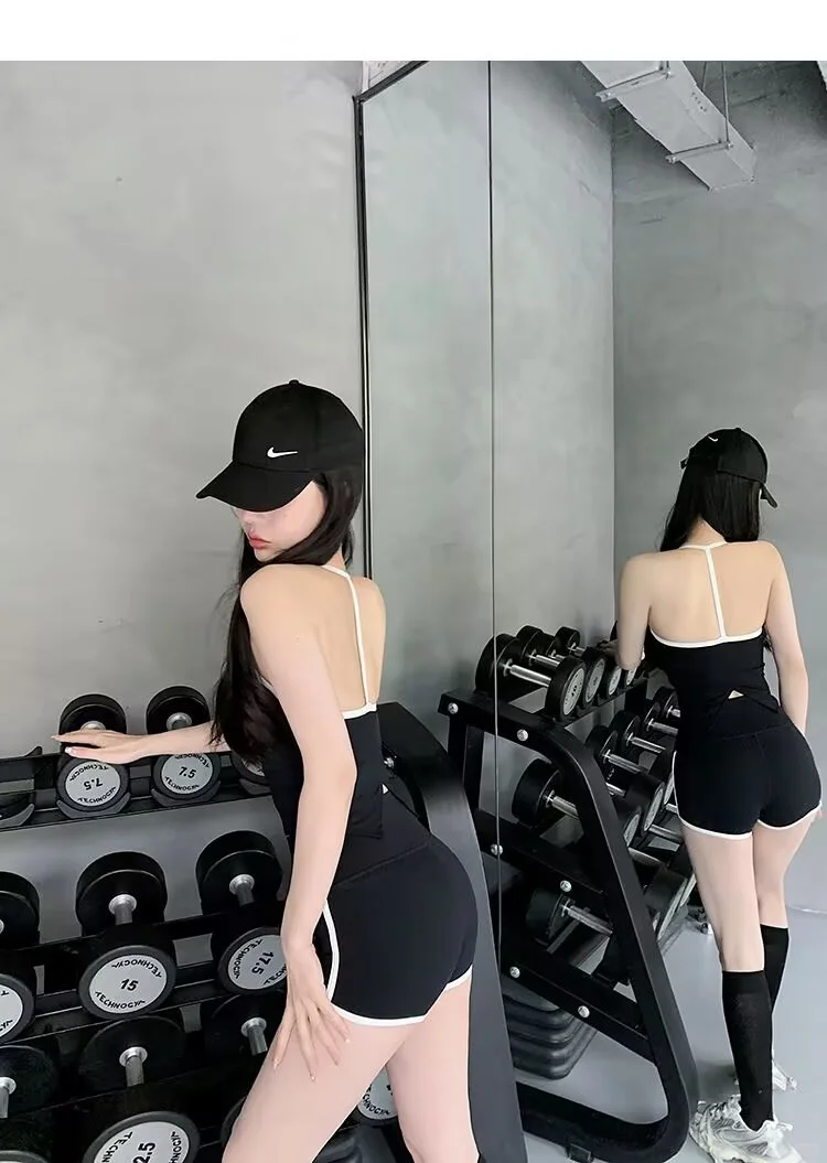 健身房美女瑜伽服全黑穿搭，太显身材了