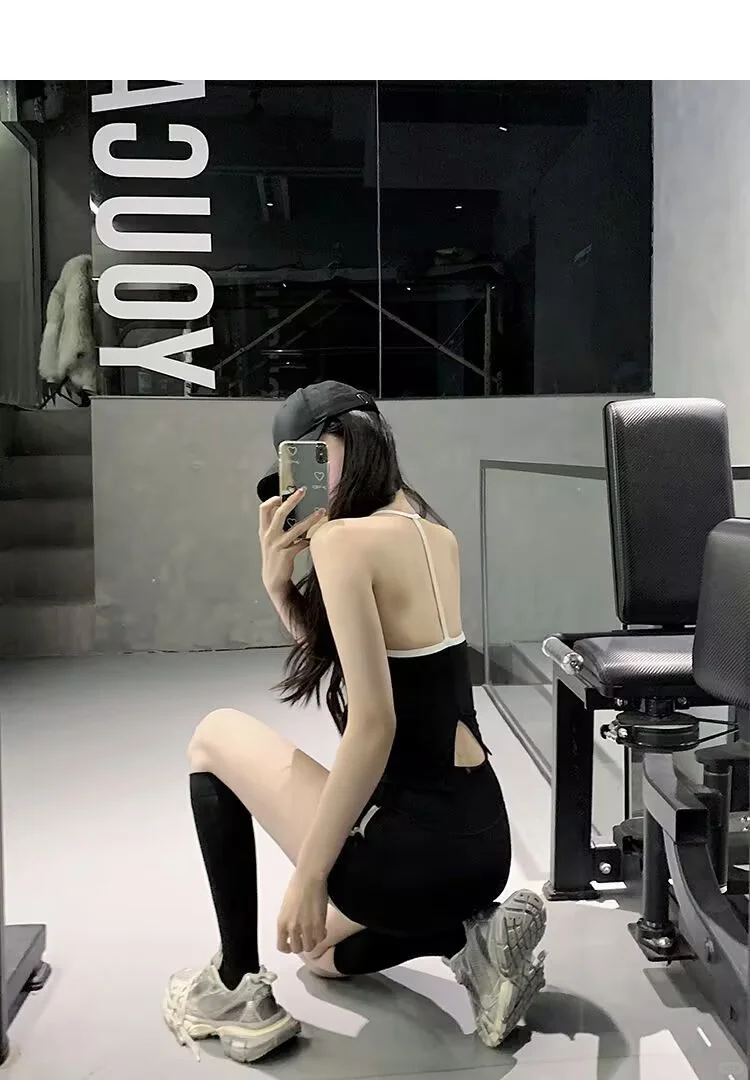 健身房美女瑜伽服全黑穿搭，太显身材了